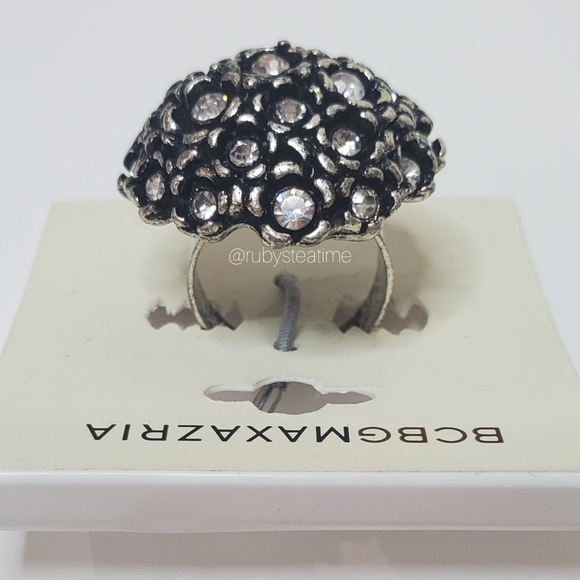 ✨️SALE✨️ 2 for $13✨️ BCBG Crystal / Metal Floral Cocktail Ring, Holiday, NWT - Picture 5 of 10